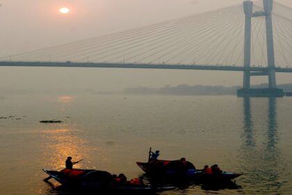 Amidst scorching heat water level of Hooghly river dropped treatment plants not able extract required amount water kmc tensed