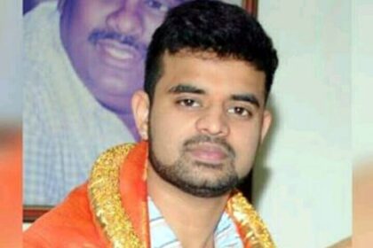 Karnataka Lok Sabha Elections 2024 Former PM hd Deve Gowda grandson Prajwal Revanna accused of sexual exploitation SIT formed obscene video row BJP distances itself know whole matter