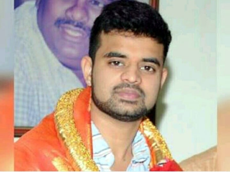 Karnataka Lok Sabha Elections 2024 Former PM hd Deve Gowda grandson Prajwal Revanna accused of sexual exploitation SIT formed obscene video row BJP distances itself know whole matter