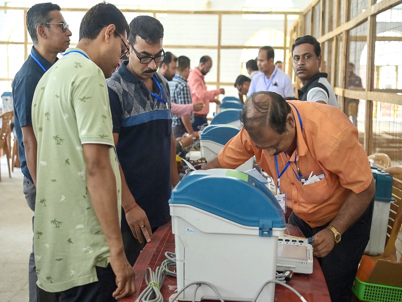 Election officials preparing to start voting (file photo)