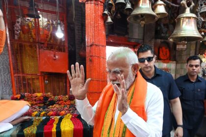 Prime Minister Narendra Modi offering prayers at Kaal Bhairav ​​Temple in Varanasi