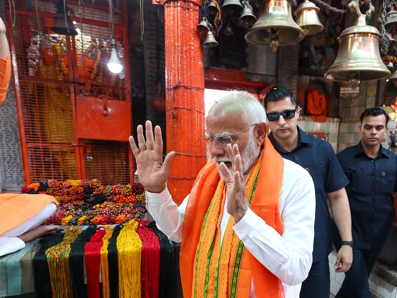 Prime Minister Narendra Modi offering prayers at Kaal Bhairav ​​Temple in Varanasi