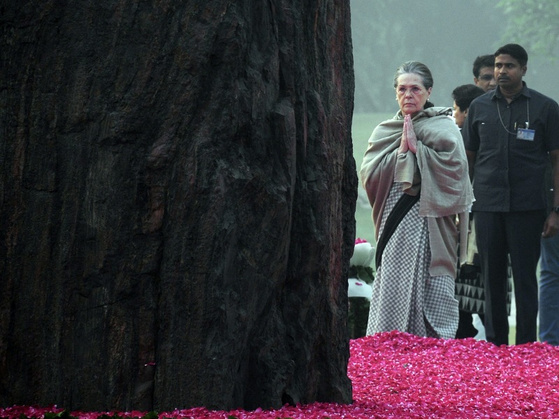 Sonia Gandhi paying tribute to Indira Gandhi at 'Shakti Sthal'