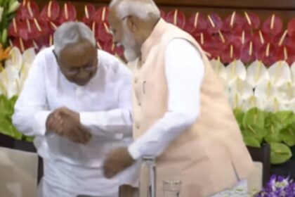 Nitish Kumar bent to touch Narendra Modi's feet in the parliamentary party meeting (Photo-X)