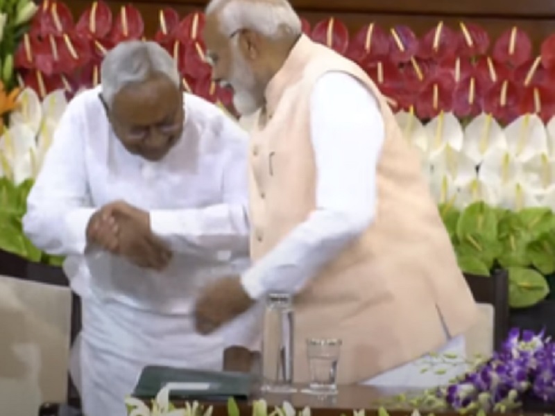 Nitish Kumar bent to touch Narendra Modi's feet in the parliamentary party meeting (Photo-X)