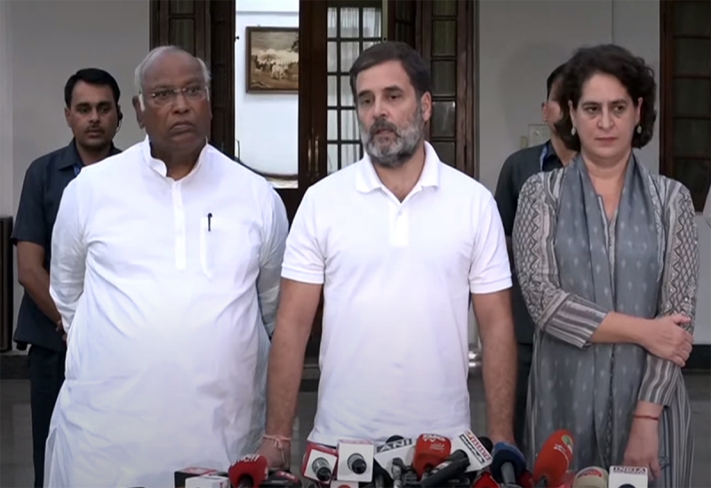 New Delhi: Congress National President Mallikarjun Kharge with party leaders Rahul Gandhi, Priyanka Gandhi, and KC Venugopal during a press briefing at his residence