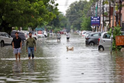 500 villages of UP submerged, hundreds of houses submerged in Uttar Pradesh, rescue of people trapped in flood by helicopter