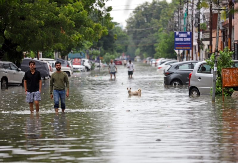 500 villages of UP submerged, hundreds of houses submerged in Uttar Pradesh, rescue of people trapped in flood by helicopter