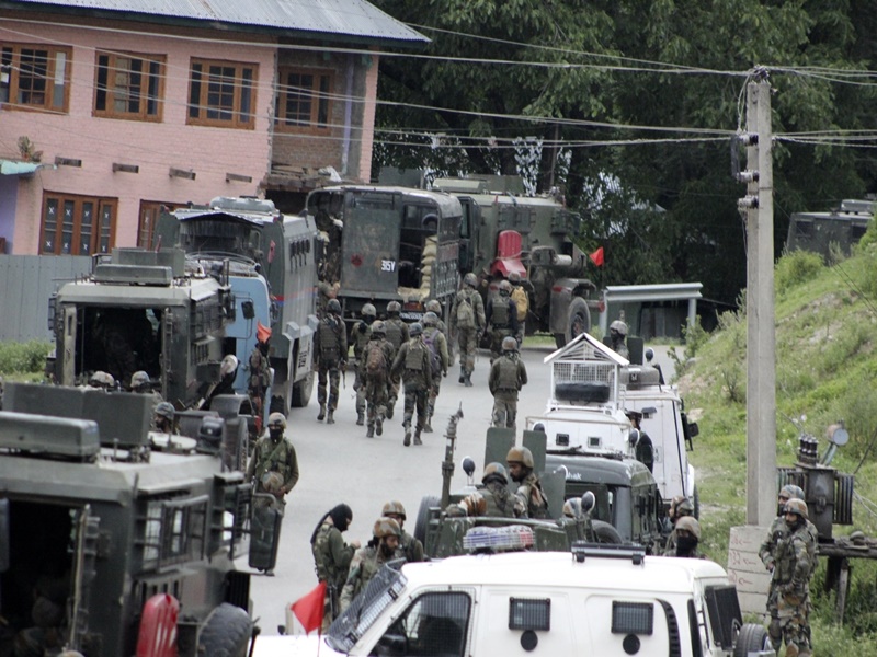 Encounter with terrorists in Anantnag district of Jammu and Kashmir 2 soldiers killed 3 injured