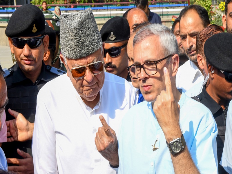 Omar Abdullah won both seats in jk Mehbooba Mufti's daughter lost Know status of Jammu and Kashmir assembly elections 2024 major seats results