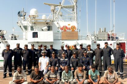 Indian Coast Guard chased Pakistani ship for 2 hours in sea rescued 7 fishermen in india pak sea border