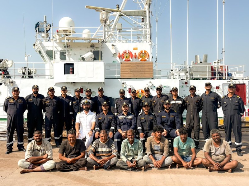 Indian Coast Guard chased Pakistani ship for 2 hours in sea rescued 7 fishermen in india pak sea border