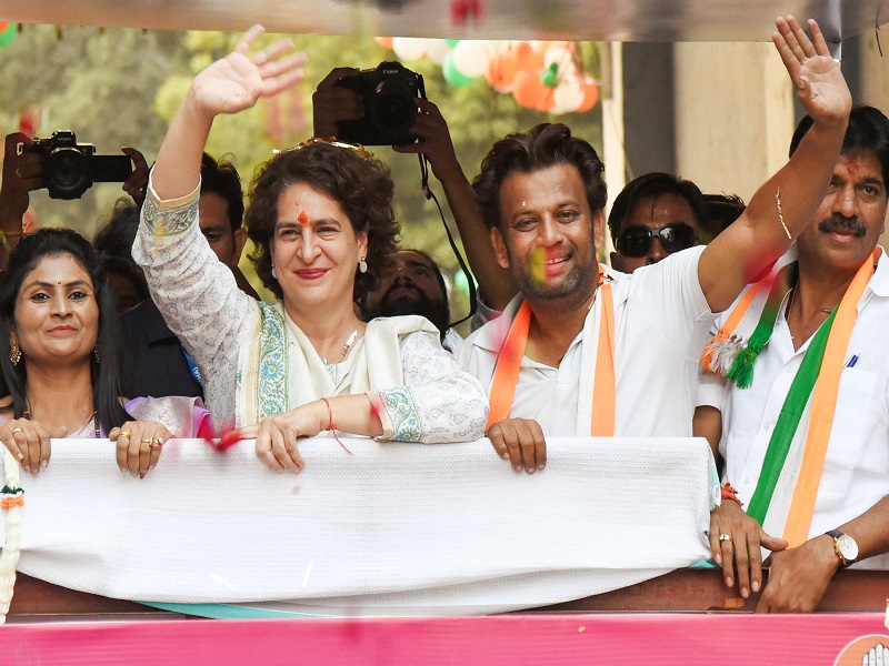 Nagpur: Congress General Secretary Priyanka Gandhi Vadra during a road show to campaign for party candidate Rushikesh Shelke from Central Nagpur Assembly Constituency in Nagpur on Sunday, November 17, 2024. (Photo: IANS/Chandrakant Paddhane)