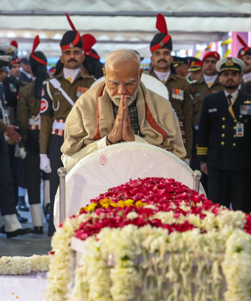  manmohan singh Funeral, manmohan singh cremated, manmohan singh funeral pics, nigambodh ghat, manmohan singh last ritual, manmohan singh Death News, manmohan singh news, मनमोहन सिंह पंचतत्व में हुए विलीन, निगमबोध घाट पर दी गई मुखाग्नि, नम आंखों से देश ने किया आखिरी सलाम, 