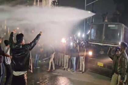 Lathi charge, use of water cannon on BPSC candidates in Patna, candidates are talking about continuing the agitation till their demands are met.