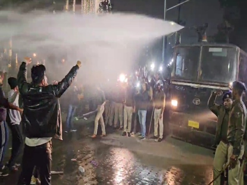 Lathi charge, use of water cannon on BPSC candidates in Patna, candidates are talking about continuing the agitation till their demands are met.