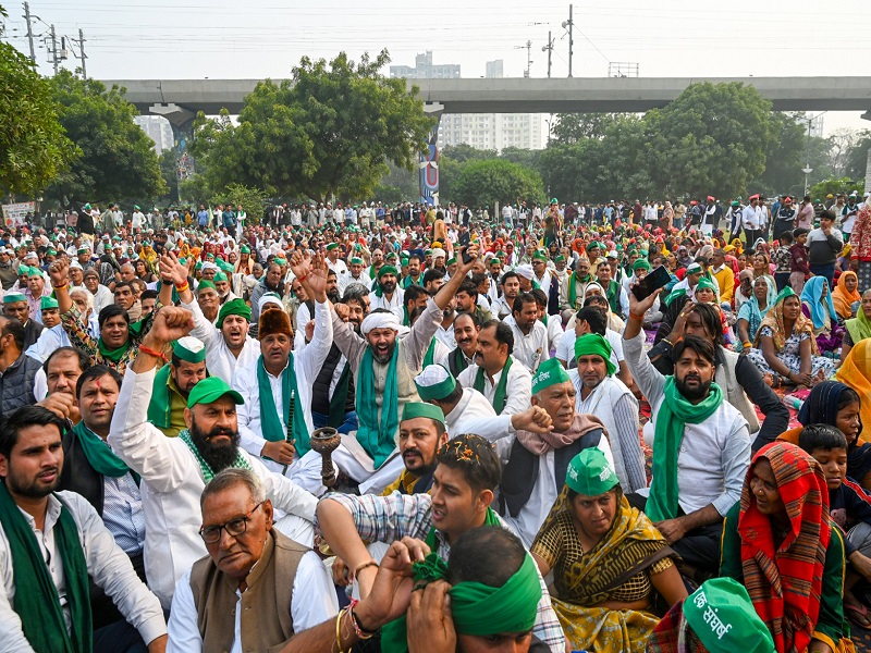 Greater Noida: Farmers of Samyukta Kisan Morcha (SKM) demonstrate outside the Greater Noida Authority office, demanding resolution of grievances related to land acquisition. Their demands include 10% developed land and 64.7% enhanced compensation for acquired land, in Greater Noida on Monday, November 25, 2024. (Photo: IANS/Ramesh Sharma)