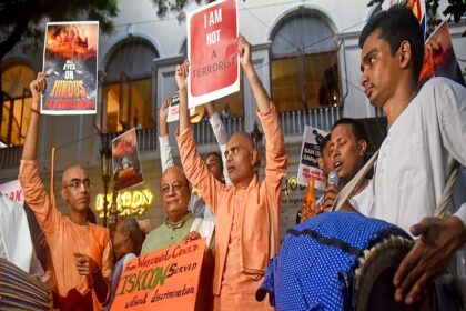 Kolkata: Members of ISKCON participate in a protest Kirtan demanding the release of Hindu monk Chinmoy Krishna Das, who was arrested in Bangladesh, in front of the ISKCON Temple in Kolkata on Thursday, November 28, 2024. (Photo: IANS/Kuntal Chakrabarty)