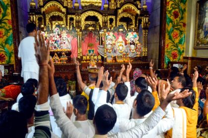 Kolkata: Devotees participate in a prayer meeting for the protection and safety of minorities in Bangladesh amidst rising unrest, at the ISKCON temple in Kolkata on Sunday, December 1, 2024. (Photo: IANS)