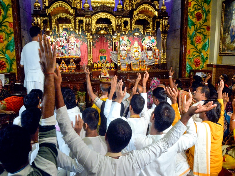 Kolkata: Devotees participate in a prayer meeting for the protection and safety of minorities in Bangladesh amidst rising unrest, at the ISKCON temple in Kolkata on Sunday, December 1, 2024. (Photo: IANS)