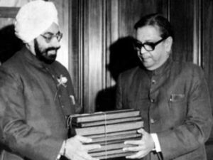 B.P. Mandal submitting copies of the Mandal Commission report to Gyani Zail Singh, former President of India. (File Photo)