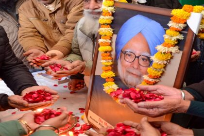 Amritsar: Congress supporters pay their respects to former Prime Minister Dr. Manmohan Singh