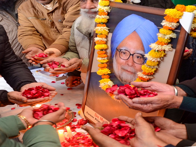 Amritsar: Congress supporters pay their respects to former Prime Minister Dr. Manmohan Singh