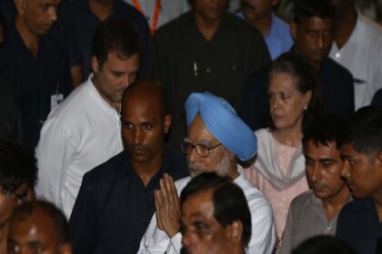 New Delhi: Congress leaders Sonia Gandhi, Manmohan Singh and Rahul Gandhi arrive to pay tribute to Arun Jaitley at his residence in New Delhi on Aug 24, 2019. (File Photo: IANS)