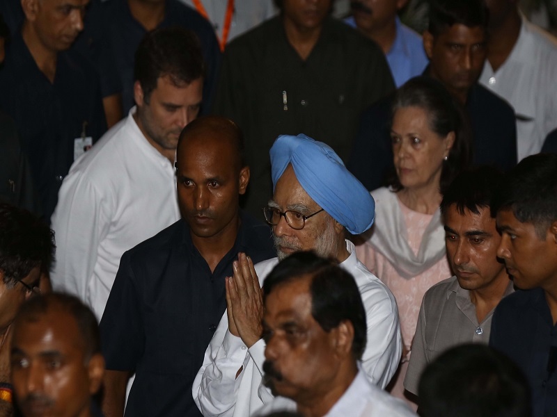 New Delhi: Congress leaders Sonia Gandhi, Manmohan Singh and Rahul Gandhi arrive to pay tribute to Arun Jaitley at his residence in New Delhi on Aug 24, 2019. (File Photo: IANS)