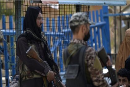 A Pakistani soldier (R) and an Afghan Taliban member (L) stand guard at the border crossing point of Torkham between Pakistan and Afghanistan on Sept. 3, 2021. (Xinhua/Ahmad Kamal/IANS)