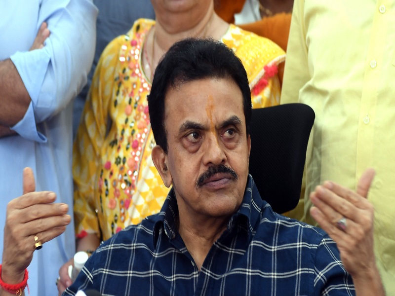 Mumbai: Former Congress leader Sanjay Nirupam addresses a press conference, in Mumbai, Thursday, April 4, 2024.(IANS)