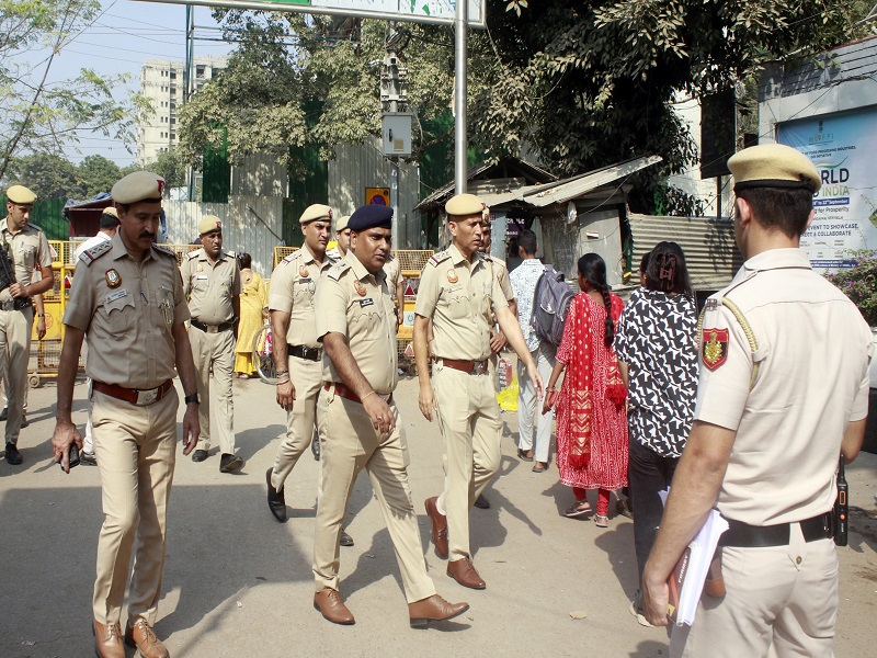 New Delhi: Delhi Police personnel patrol Sarojini Nagar market amid huge crowds shopping on the occasion of the Dhanteras festival in New Delhi on Tuesday, October 29, 2024. (Photo: IANS/Qamar Sibtain)