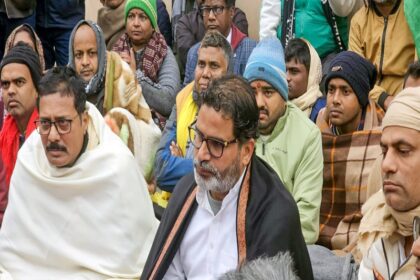 Patna: Jan Suraaj chief Prashant Kishor with others during an indefinite hunger strike demanding the cancellation of the 70th Integrated Combined Competitive (Preliminary) Examination (CCE), 2024, conducted by the BPSC, over allegations of a question paper leak near the Mahatma Gandhi statue in Patna on Saturday, January 04, 2025. (Photo: IANS)