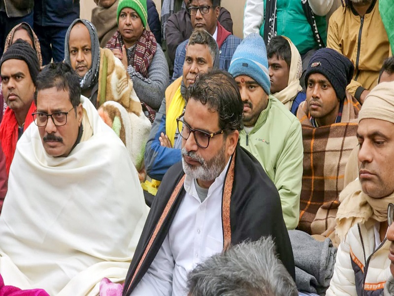 Patna: Jan Suraaj chief Prashant Kishor with others during an indefinite hunger strike demanding the cancellation of the 70th Integrated Combined Competitive (Preliminary) Examination (CCE), 2024, conducted by the BPSC, over allegations of a question paper leak near the Mahatma Gandhi statue in Patna on Saturday, January 04, 2025. (Photo: IANS)