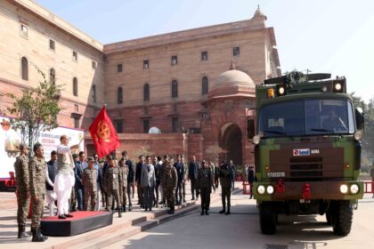 भारत की आधुनिकतम निगरानी प्रणाली 'संजय' को राजनाथ सिंह ने दिखाई हरी झंडी (फोटो- IANS)