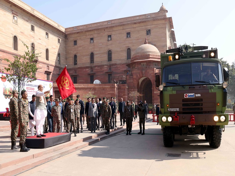 भारत की आधुनिकतम निगरानी प्रणाली 'संजय' को राजनाथ सिंह ने दिखाई हरी झंडी (फोटो- IANS)