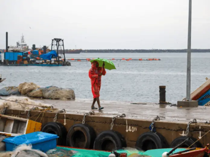 CYCLONE MONTHA ARRIVES AT ANDHRA PRADESH WINDS UPTO 110 KM CYCLONE MONTHA ARRIVES AT ANDHRA PRADESH WINDS UPTO 110 KM, साइक्लोन मोंथा