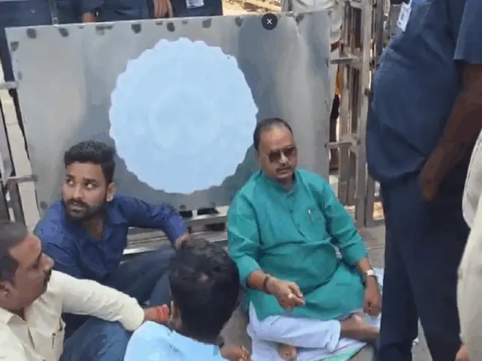 bihar election, jdu gopal mandal, nitish kumar, गोपाल मंडल नीतीश के आवास पर धरने पर बैठे,