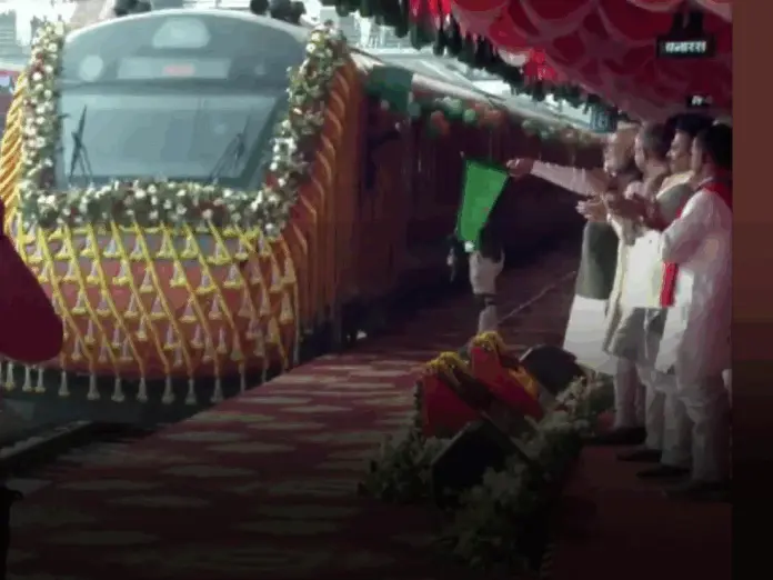 Vande Bharat Express, Narendra Modi, वाराणसी न्यूज, वंदे भारत, पीएम मोदी, वाराणसी से कितनी वंदे भारत ट्रेने हैं, pm modi varanasi visit, varanasi,pm modi vande bharat trains, pm modi vande bharat inaugration